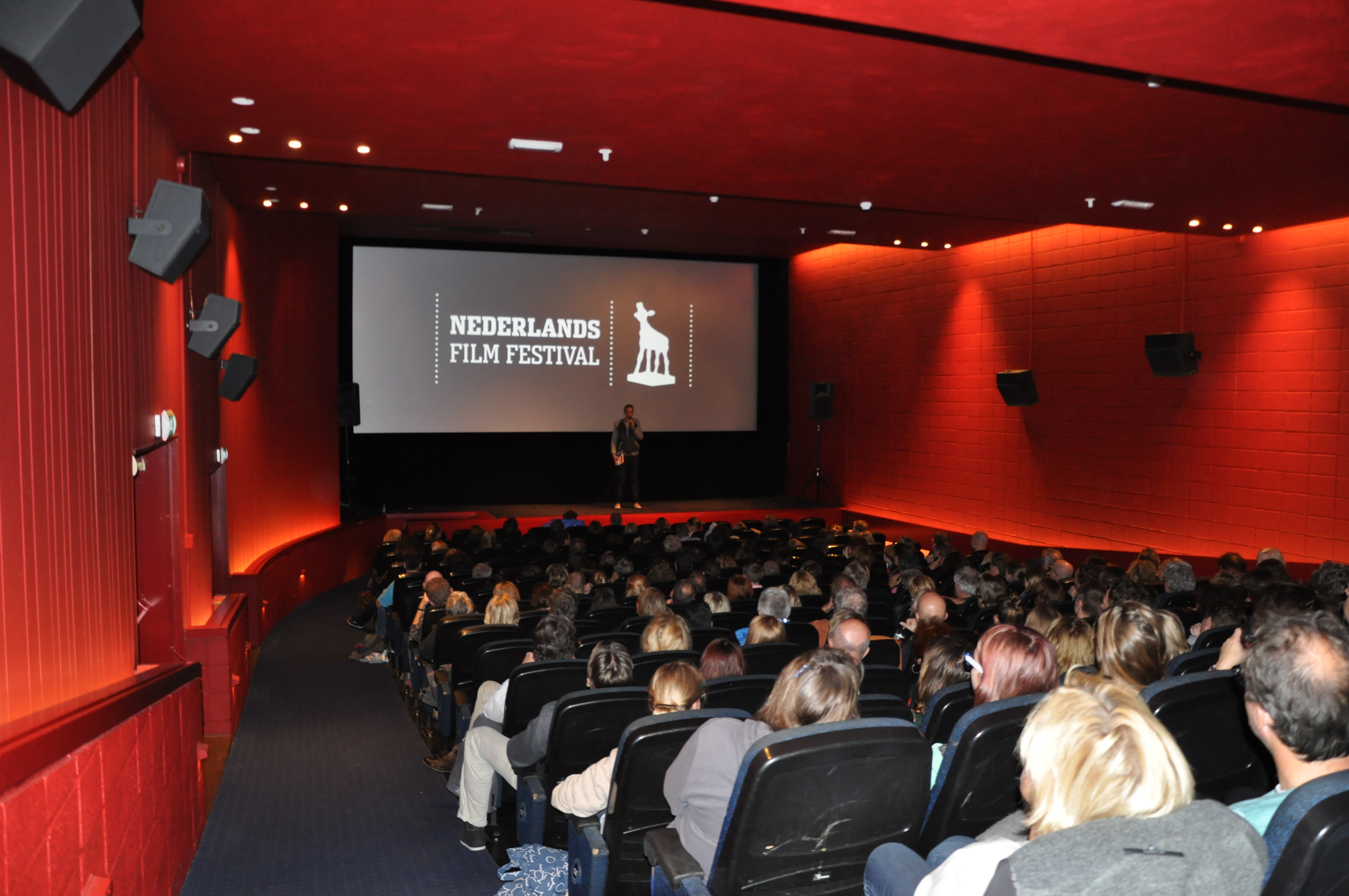 Twan Linders verzorgt de inleiding van de documentaire van BNN over Doe Maar op het Nederlands Filmfestival